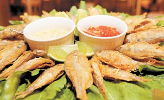 O restaurante Recanto do Cupim serve porções de isca de lambari com molhos picantes